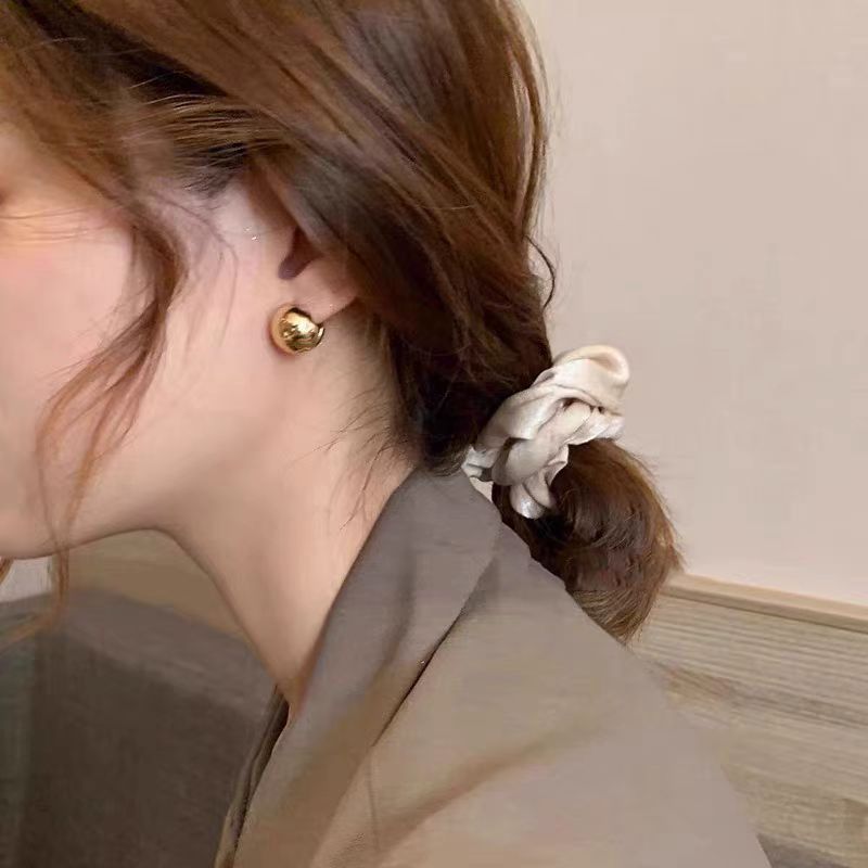 French retro high-end round ear buckles and stud earrings are simple, versatile and unique for daily commuting Application Scenario