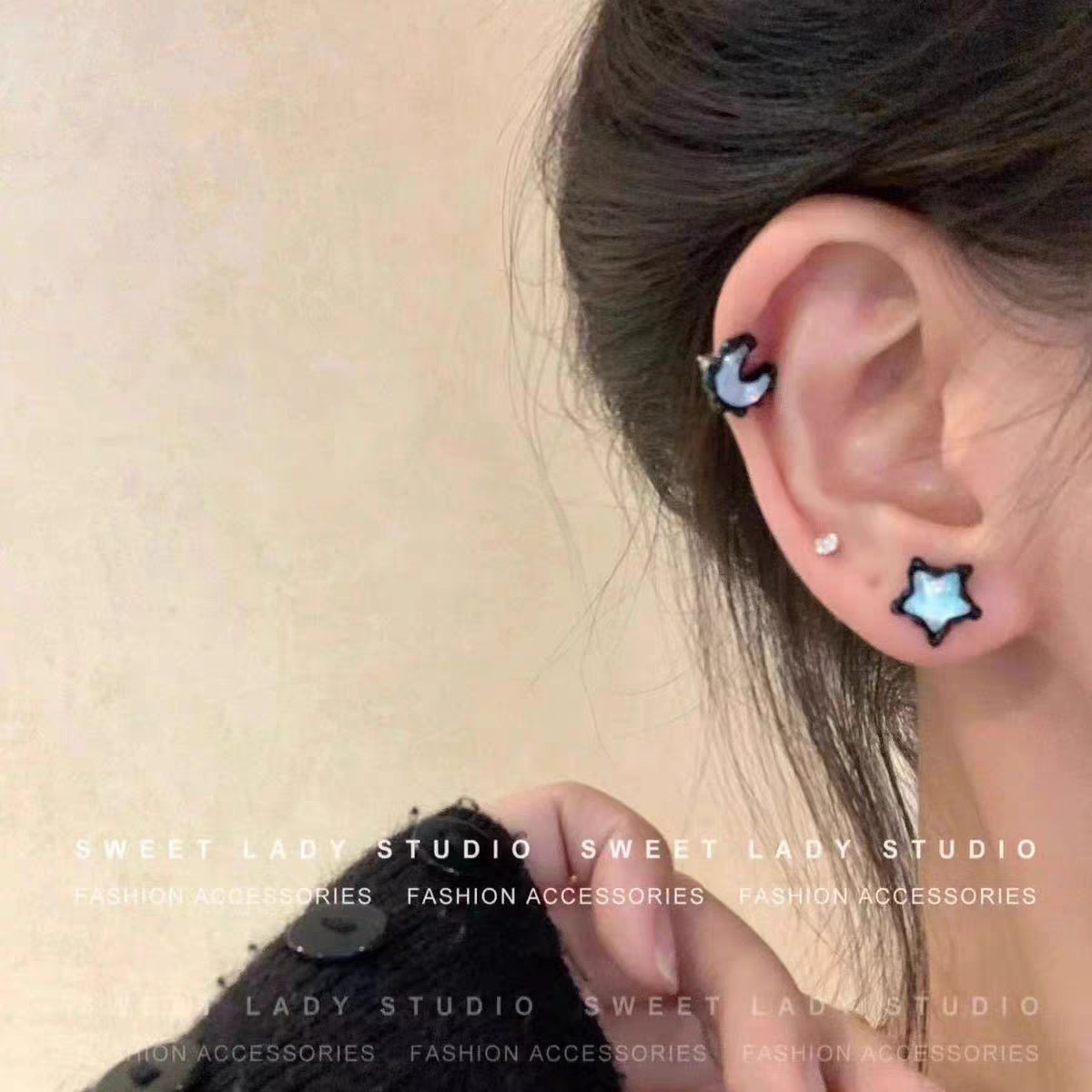 Four star, moon and water ripple ear studs are versatile and suitable for daily use. They are exquisite, sweet and cool, and feature a niche design for girls Application Scenario