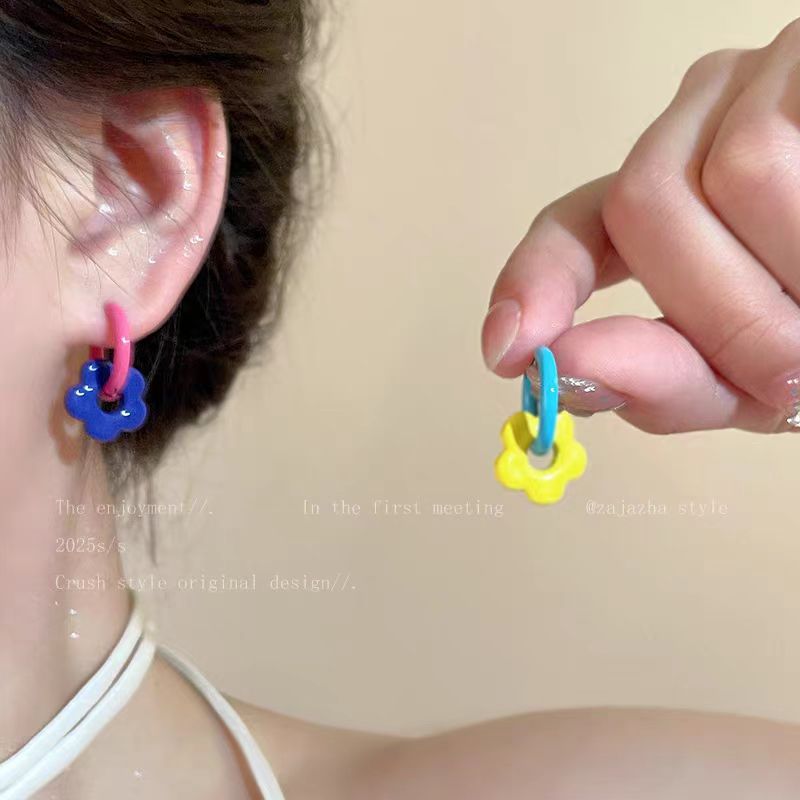 Dopamine color-blocking flower earring is a sweet and cute Korean summer earring for women. It's a new best-selling small earpiece in 2025 Item Picture