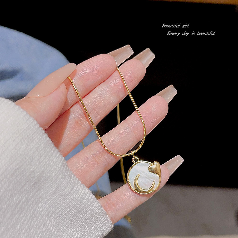 Japanese and Korean fashion heart moon necklace, versatile for women, light luxury white mother-of-pearl pendant collarbone chain, ins high-end and niche accessories Application Scenario