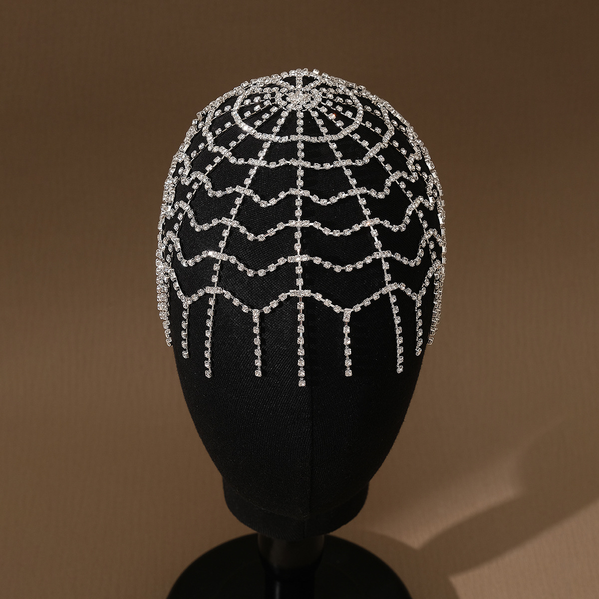 The Middle Eastern exotic forehead decoration features a multi-layer layered tassel hair chain and a light luxury retro rhinestone headband between the eyebrows Application Scenario