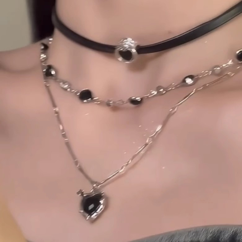 "Black Rope Sweet and Cool Heart" Multi-layer layered necklace for girls, sweet and cool Black leather rope chain collarbone chain choker necklace Application Scenario