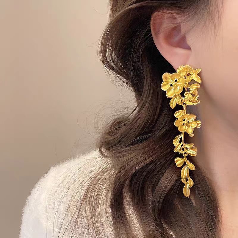 Golden flower tassel earrings, a new Chinese-style high-end and exaggerated style, are perfect for brides with round and square faces. This is a new type of earrings Application Scenario