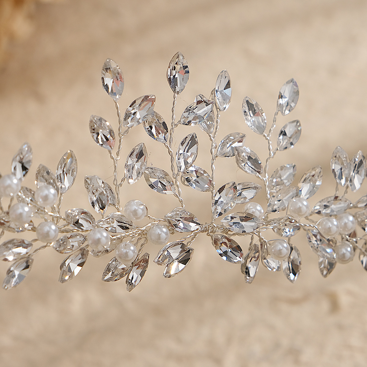 Cross-border accessories: Handcrafted pearl headbands, luxurious rhinestone hair bands, exaggerated European and American headwear, bride's wedding dress and evening gown hair accessories Application Scenario