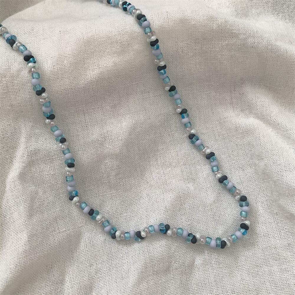 The dopamine-colored rice bead necklace exudes a sweet and girlish charm. The collarbone chain is a niche, sweet and cool style, fashionable and versatile necklace details Picture