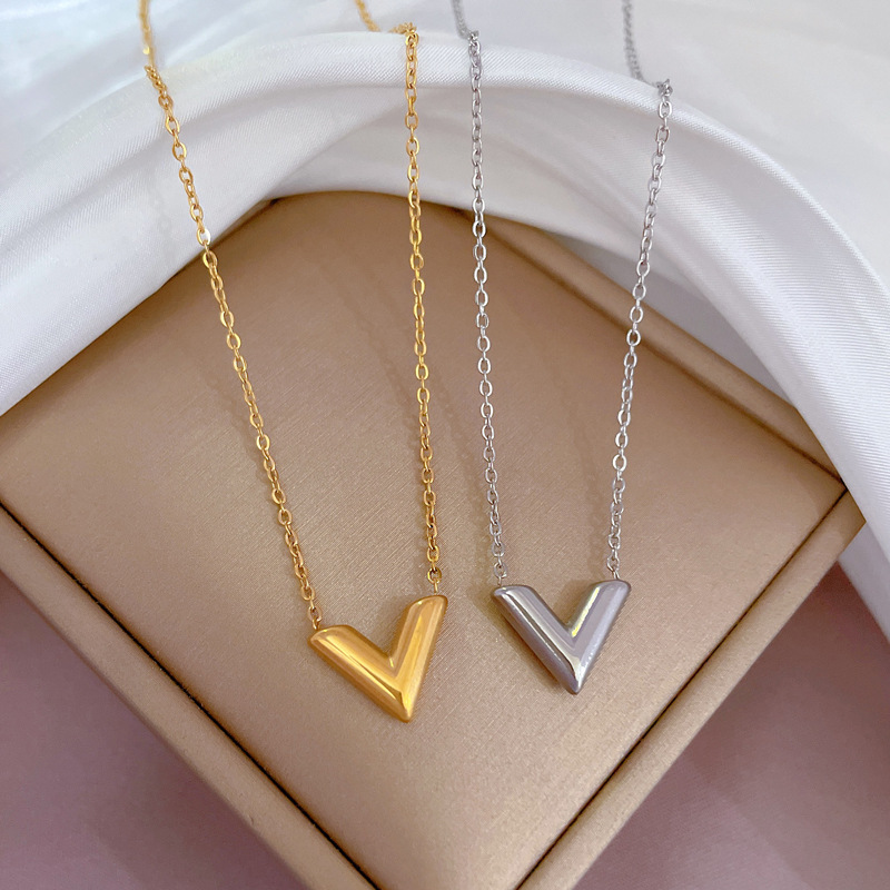 【 All-titanium Steel 】 Little V's temperament, genuine gold necklace inside the furnace, a lucky female Instagram influencer collarbone chain accessory full figure
