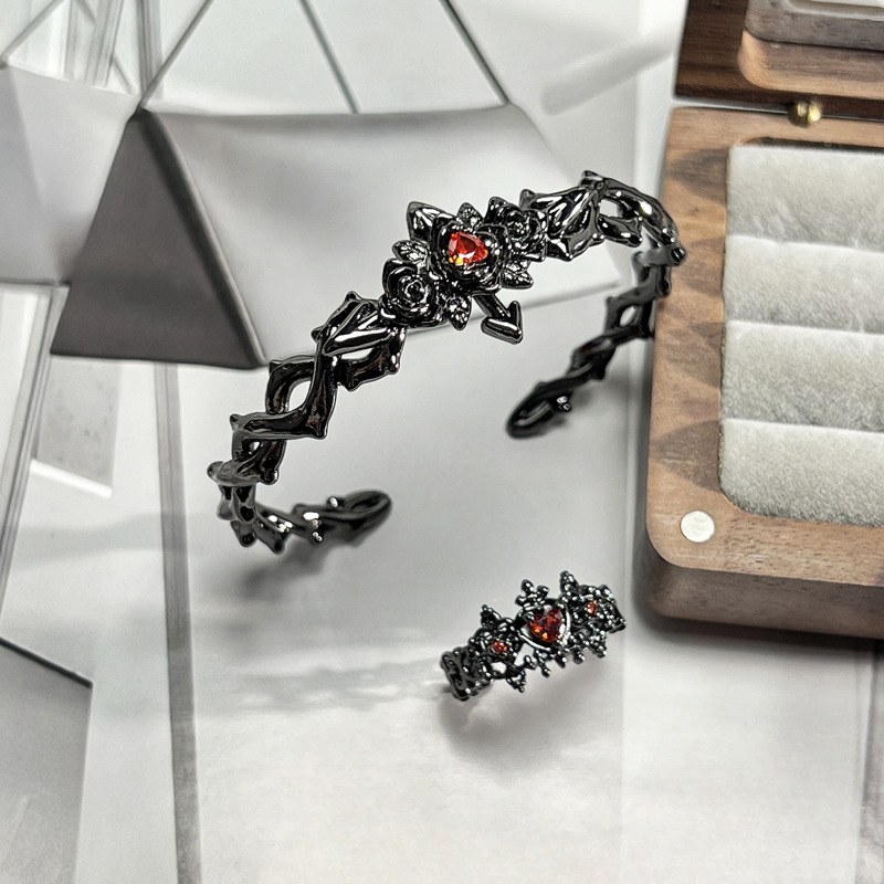 European and American dark style thorny rose heart personalized bracelet ring set, female androgynous style punk high-end style bracelet Specification drawing