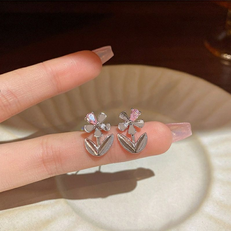 s925 Sweet and Cool Style Zircon flower stud earrings for women, with a niche design sense, light luxury, small and high-end feel, versatile new earrings full figure
