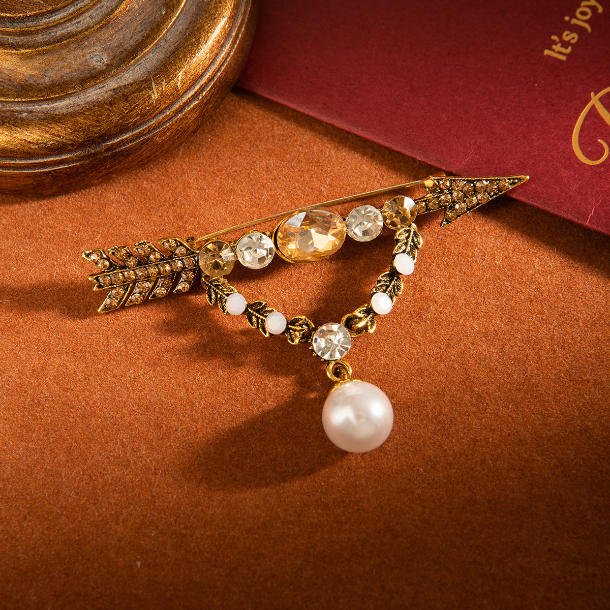 British retro-style pearl chain brooch, a unique one-shot piercing design for women's light luxury clothing with brooch pins Application Scenario