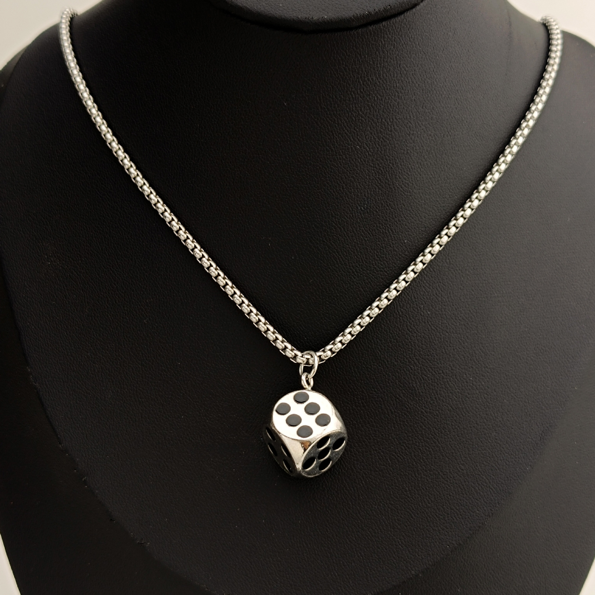 Korean InS-style dice pendant necklace for female hip-hop couple, long sweater chain, non-fading titanium steel necklace accessory Specification drawing