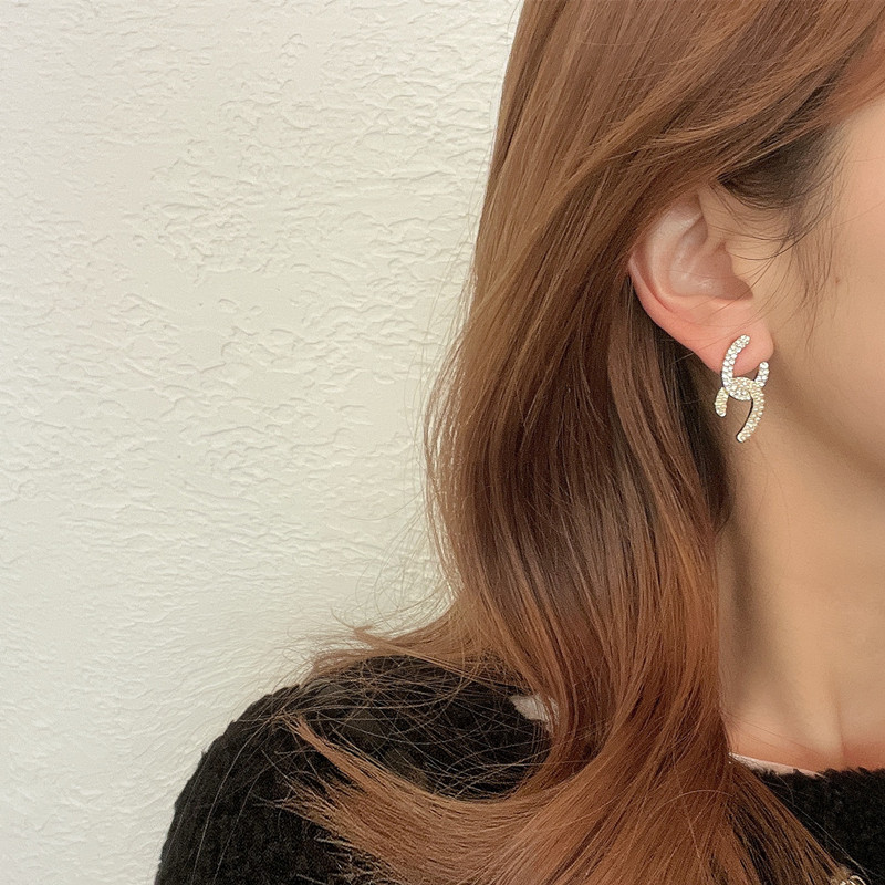 Earrings 2025 New trendy Korean style, trendy and internet-famous pearl earrings, women's stud earrings Application Scenario