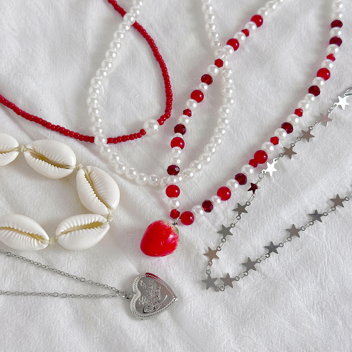 European and American cross-border jewelry sweet style strawberry pendant collarbone chain, fresh and clean rice bead beaded shell necklace set Application Scenario