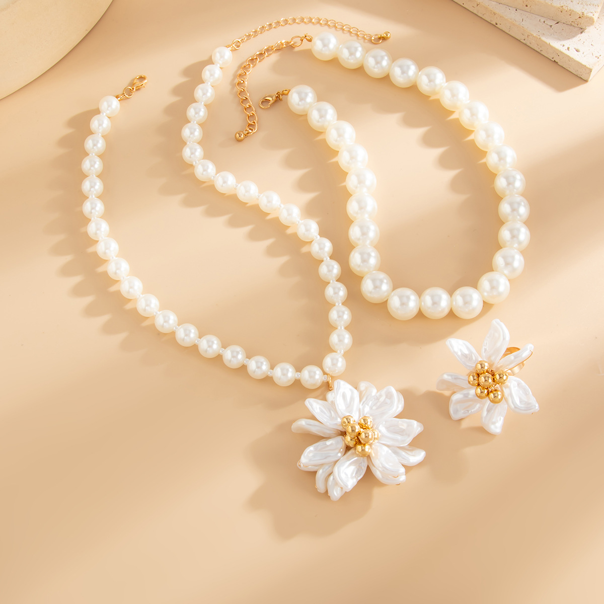 European and American cross-border jewelry, light luxury style, retro three-dimensional flower pendant necklace, Baroque imitation pearl beaded necklace Application Scenario