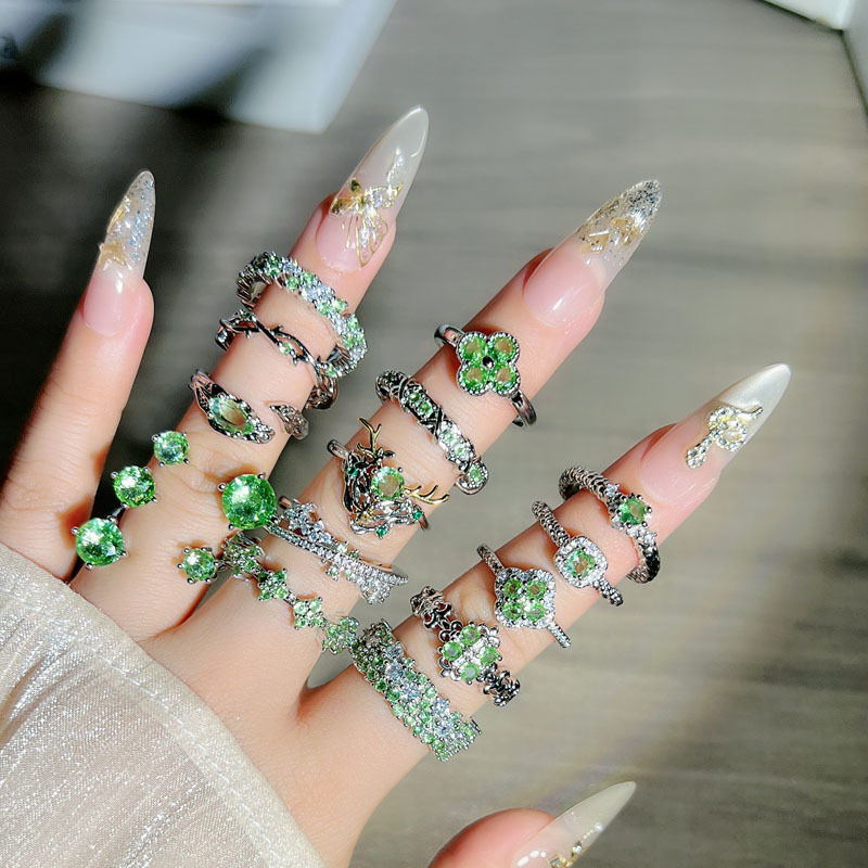 A light and luxurious, dazzling green four-leaf clover ring with full diamonds, a cold and elegant style for women, a fashionable and high-end index ring full figure