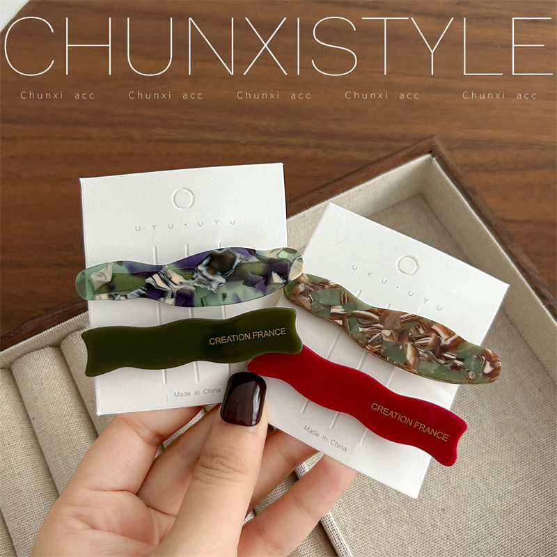 The design sense wavy line acetate one-piece clip, sweet and girlish, side bangs clip, letter gold label hair clip pair clip Application Scenario