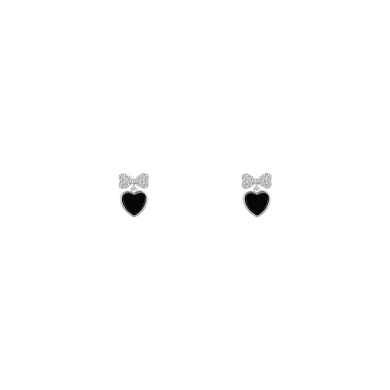 Personalized earrings for women, cool and trendy, black heart-shaped ear studs, niche design, anti-allergy silver ear needles, new style in 2025, trendy Item Picture