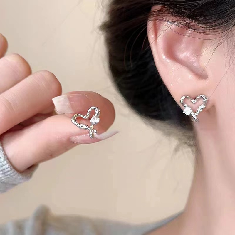 Exquisite and versatile hollowed-out heart-shaped zircon earrings, summer hot girl earrings, niche and special design sense, internet-famous earrings full figure