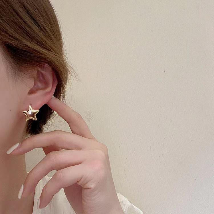 The simple metal five-pointed star earrings from Dongdaemun, South Korea, exude a feminine charm. These star earrings are versatile and unique Specification drawing