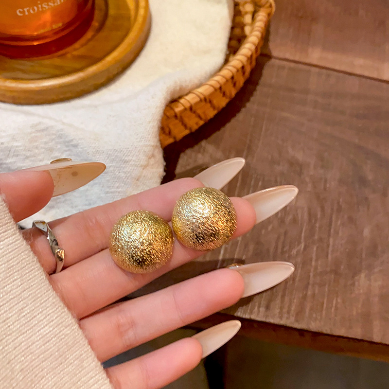 Hong Kong-style retro little Bean stud earrings for women, a light luxury and high-end look, a niche and versatile style earring, the same as the popular earrings on the Internet full figure