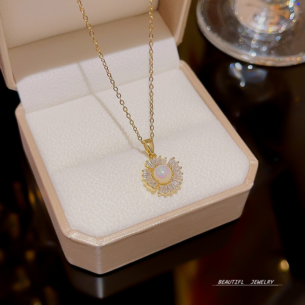 A new exquisite Korean necklace, light luxury, niche and versatile titanium steel collarbone chain, super dazzling petal zircon necklace for women full figure