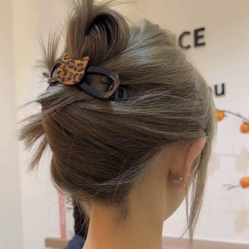 Cute and adorable leopard-print cat twist clip with a high-end look, a one-line scratch-off on the back of the head for women's updo headwear details Picture