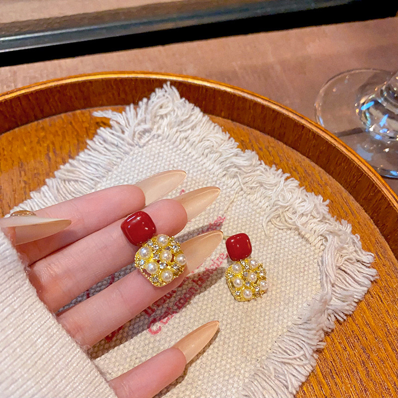Korean high-end sparkling diamond pearl earrings, women's retro charm, Ankela red oil-dropping stud earrings, versatile and best-selling earrings Specification drawing