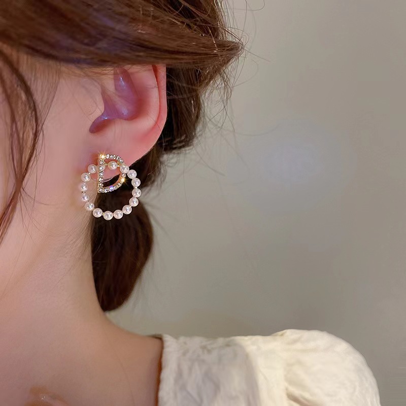 The letter pearl earrings feature a light luxury and niche design. The stud earrings exude a sense of sophistication for women. They are a new bestseller in 2025, with a unique and elegant style details Picture
