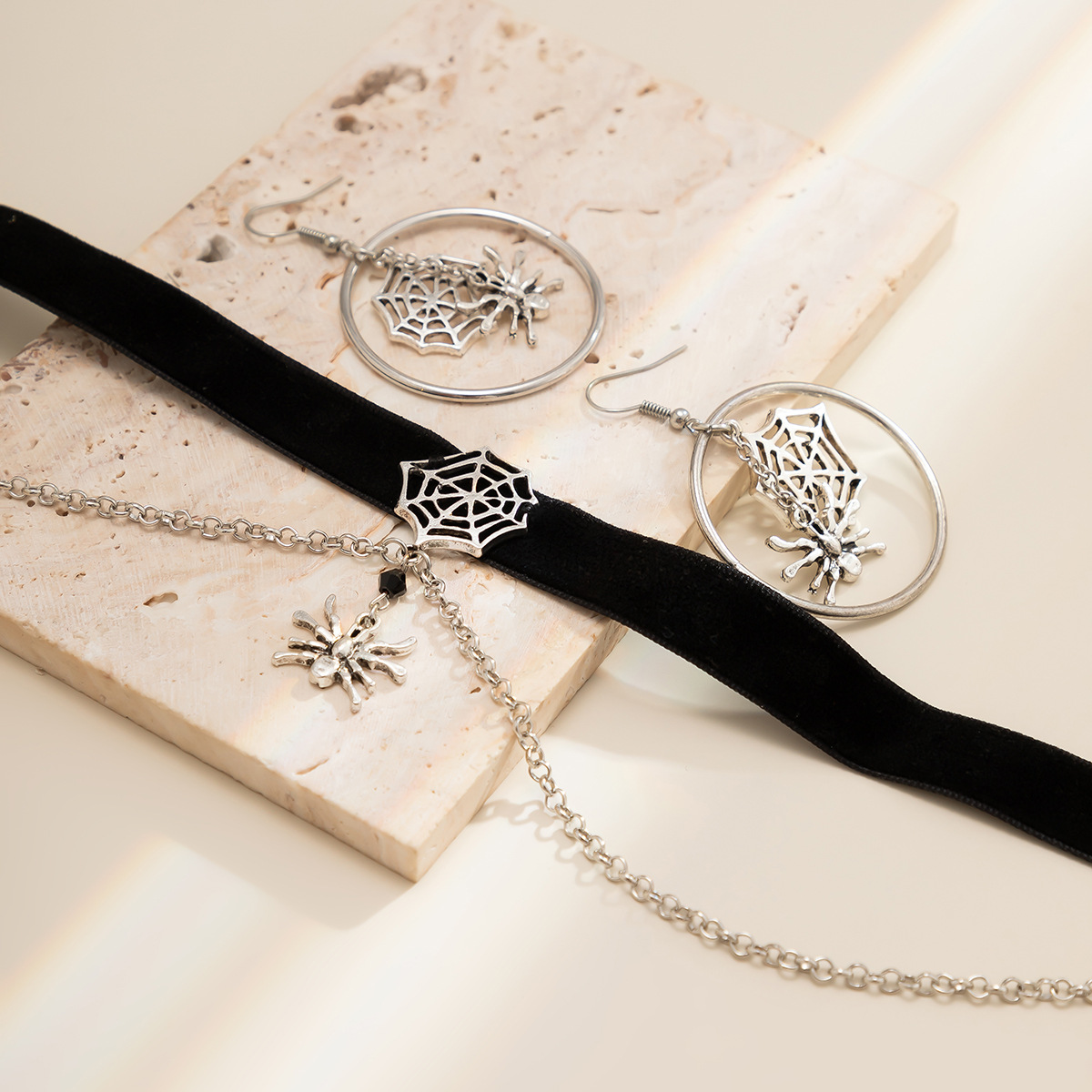 European and American cross-border accessories, niche spider web pendants, collarbone chains, necklaces, punk hip-hop, sweet and cool star moon choker Application Scenario