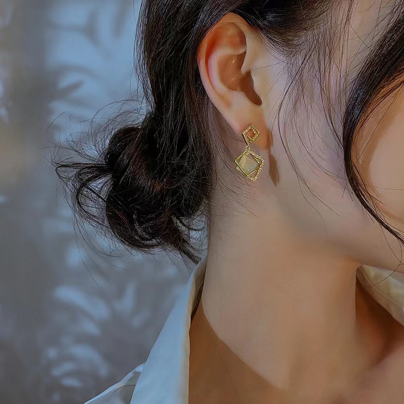 Geometric light luxury earrings, women's Western-style earrings, new Spring/Summer 2025 trendy and fashionable stud earrings, niche high-end earrings details Picture