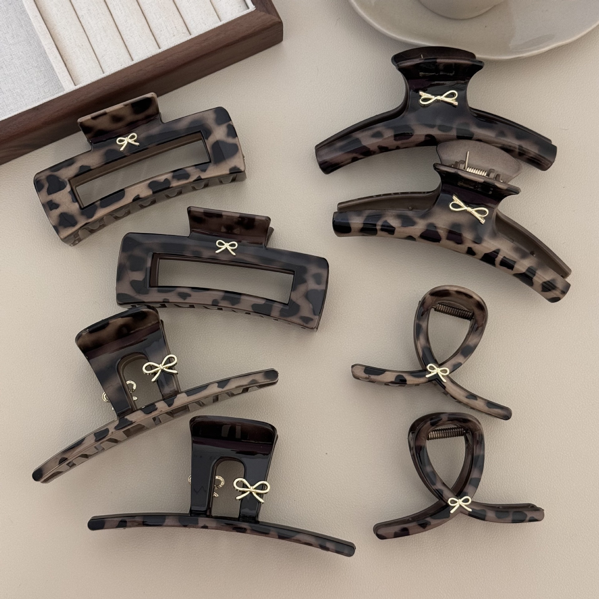 French leopard print grab clip for women, high-end and retro style, shark clip, 2025 new model, large hair volume, large headwear details Picture