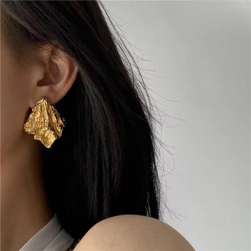French vintage vintage high-end irregular tin foil pleated earrings, unique autumn and winter style stud earrings Specification drawing