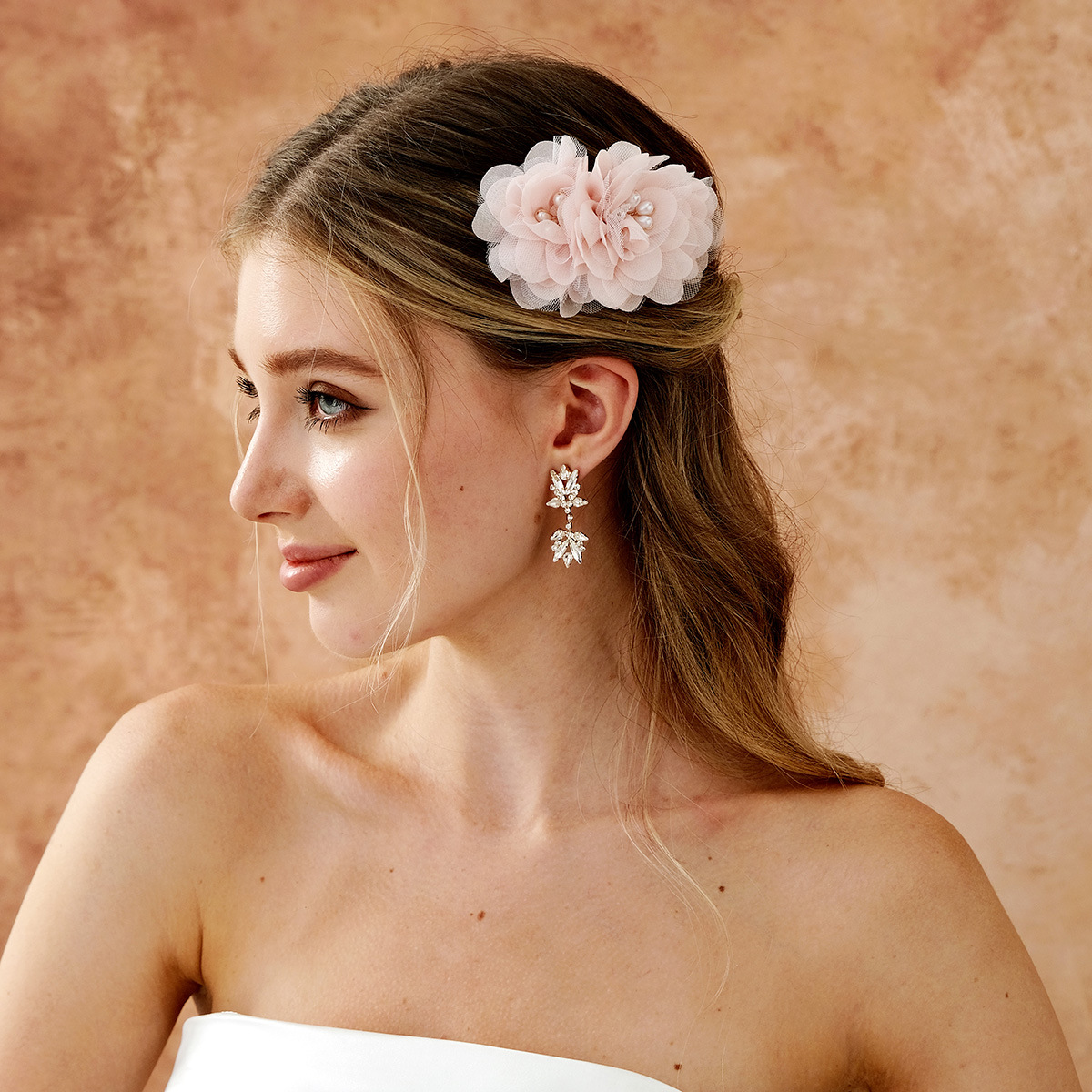 A new cross-border pink pearl flower arrangement comb, a versatile headwear for photo shoots and Internet celebrities, and a gauze floral bridal hair comb full figure