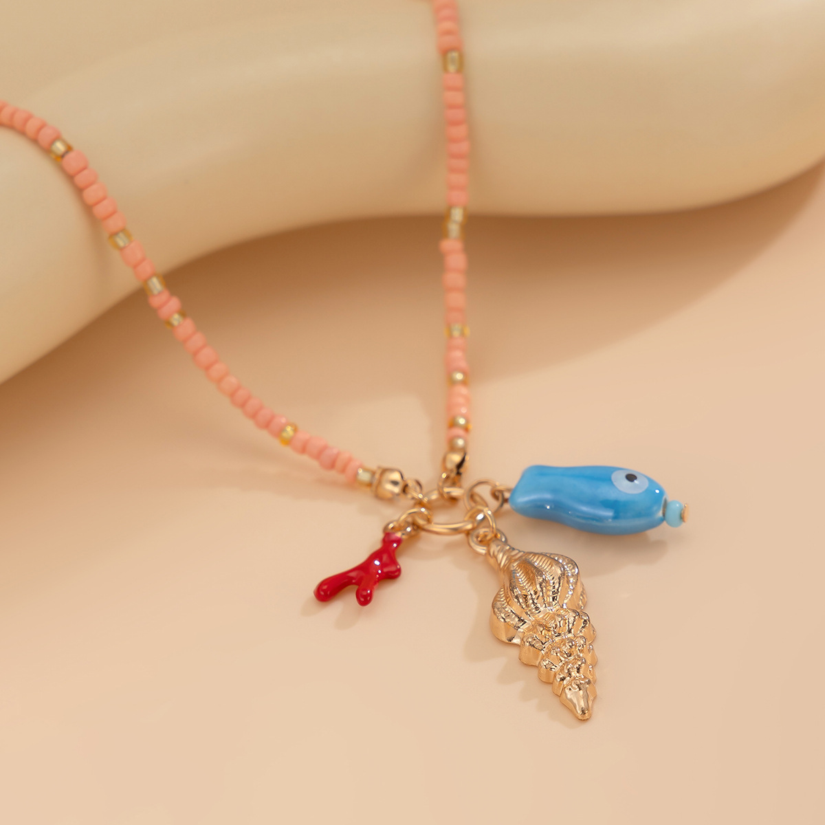 European and American cross-border jewelry, InS-style Buddha's hand and eye alloy pendant necklace, conch acrylic rice beads collarbone chain Application Scenario