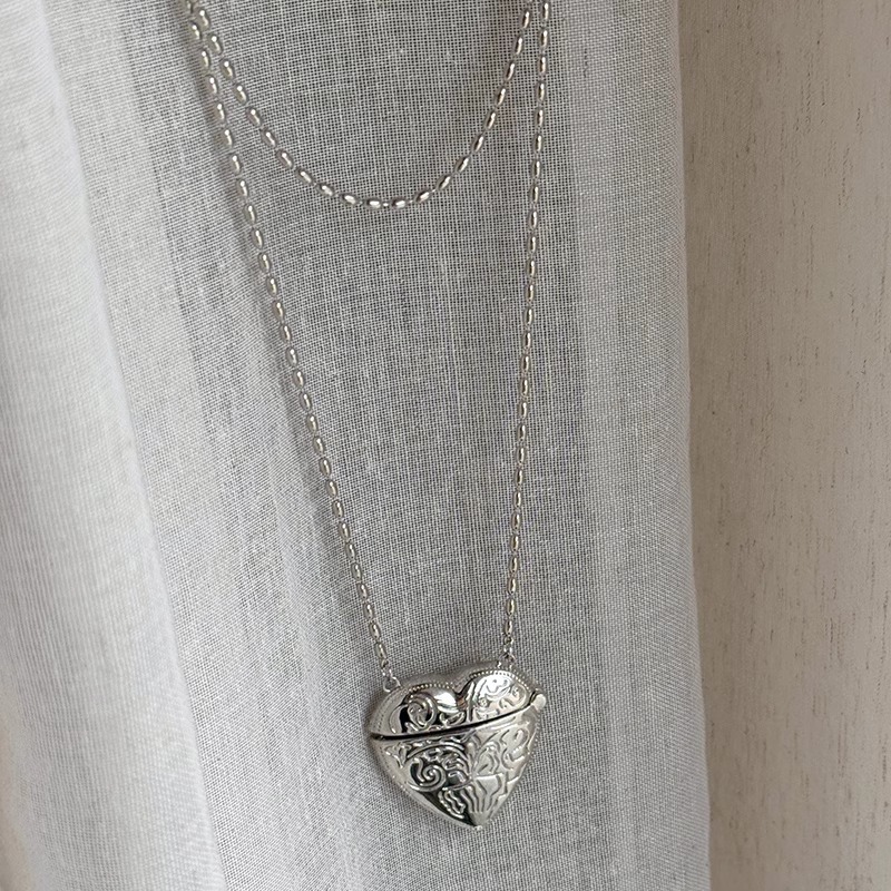 Korean-style heart-shaped small bag necklace with a unique design sense for women, a retro long heart-shaped sweater chain for autumn and winter Item Picture