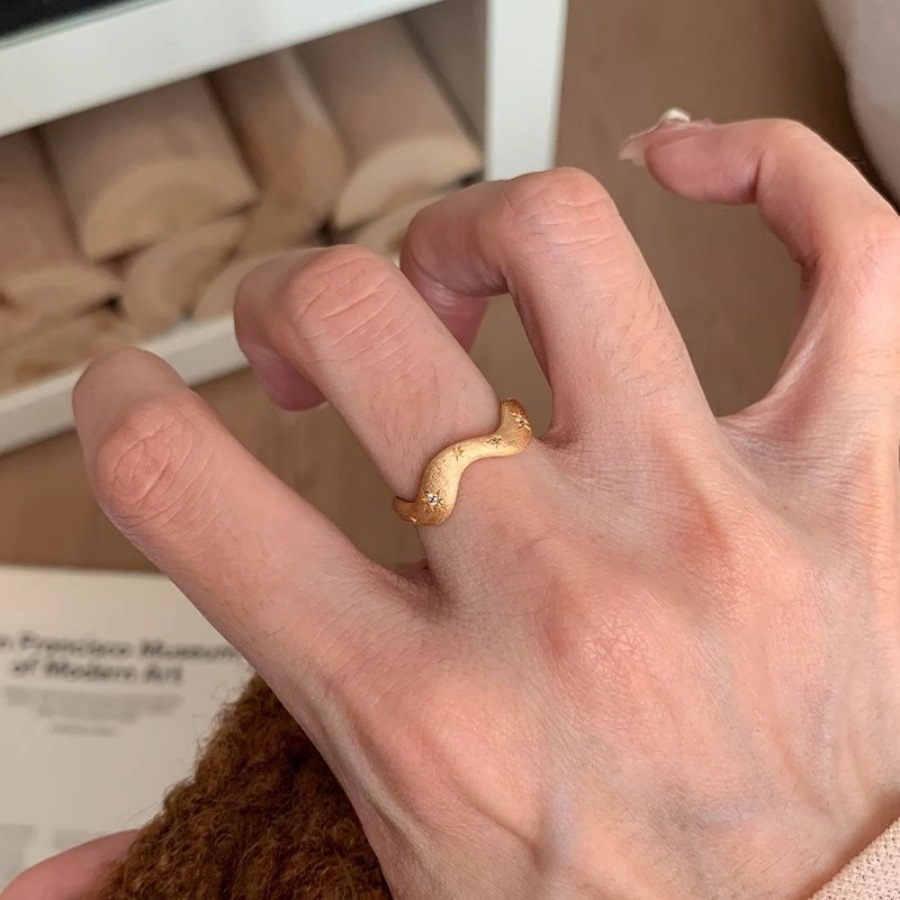 A mid-style brushed wavy starburst zircon ring for women that doesn't fade, with a light luxury, retro, unique and niche design sense Specification drawing