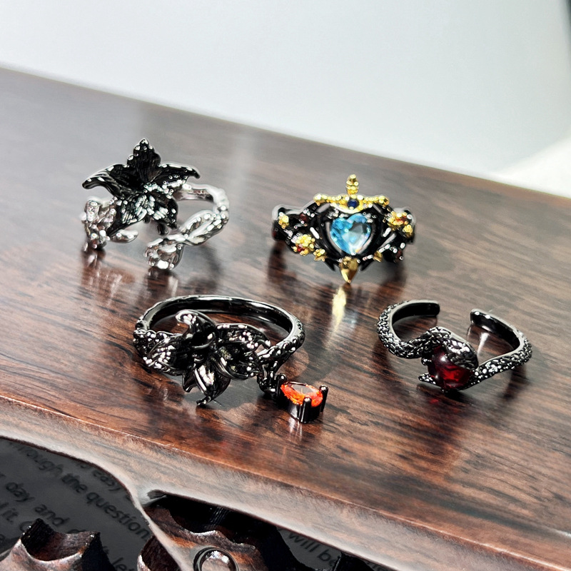Cool and trendy dark wing crown, heart-shaped sea blue zircon ring, retro thorn rose two-color flower punk ring Specification drawing