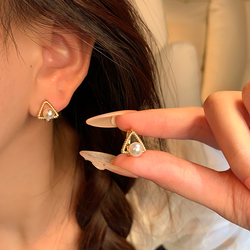 Geometric small heart-shaped pearl earrings, versatile for women, light luxury, niche design sense, retro stud earrings, commuter earrings wholesale Application Scenario