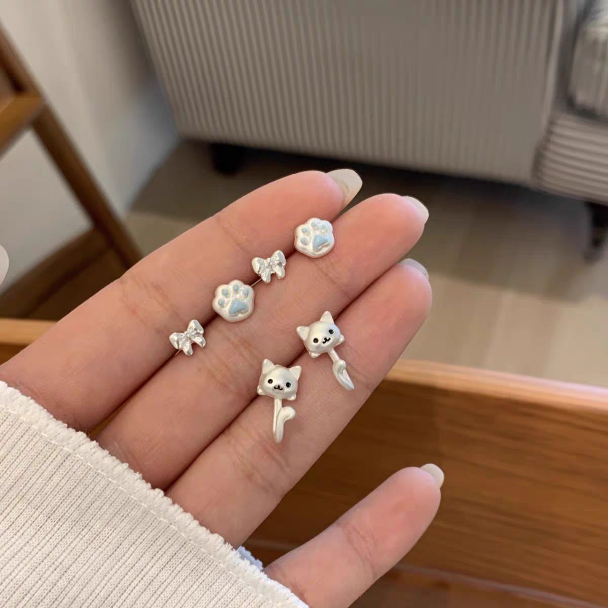 The cat-shaped earrings are simple, cute, and full of childlike fun. They are a niche and small new student-designed stud cartoon earrings with a unique style full figure