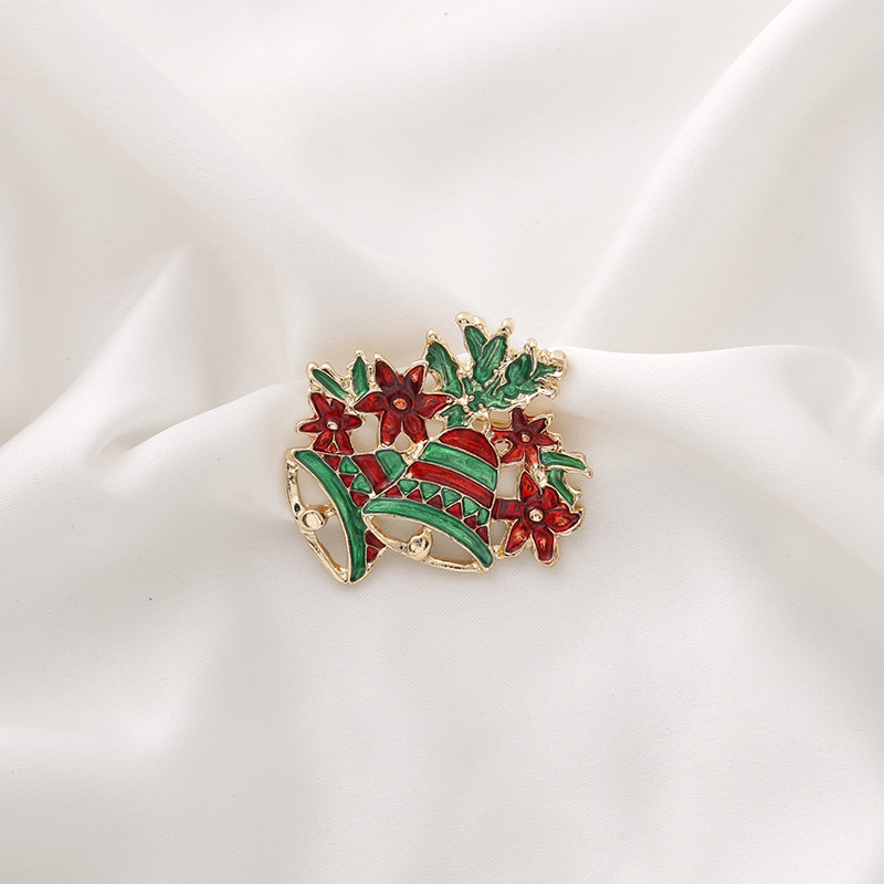Cute Christmas brooches, bells, snowmen, wreaths, gloves, Santa Claus pins and badges from Japanese and Korean cartoons Application Scenario
