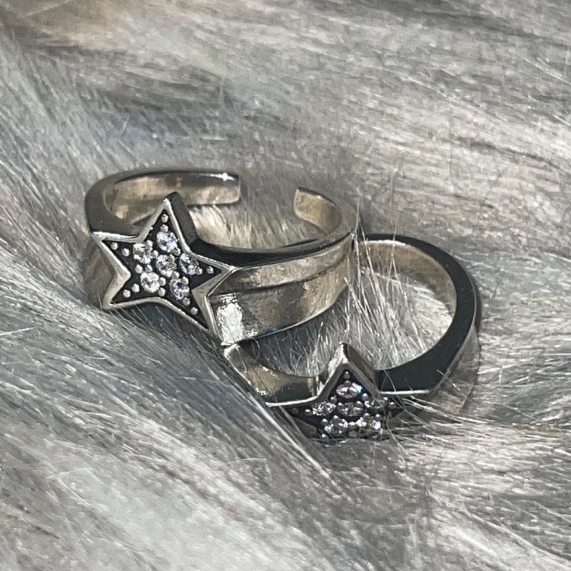 The unique five-pointed star irregular diamond shining retro aged star y2k ring is a niche design for women with an open finger details Picture