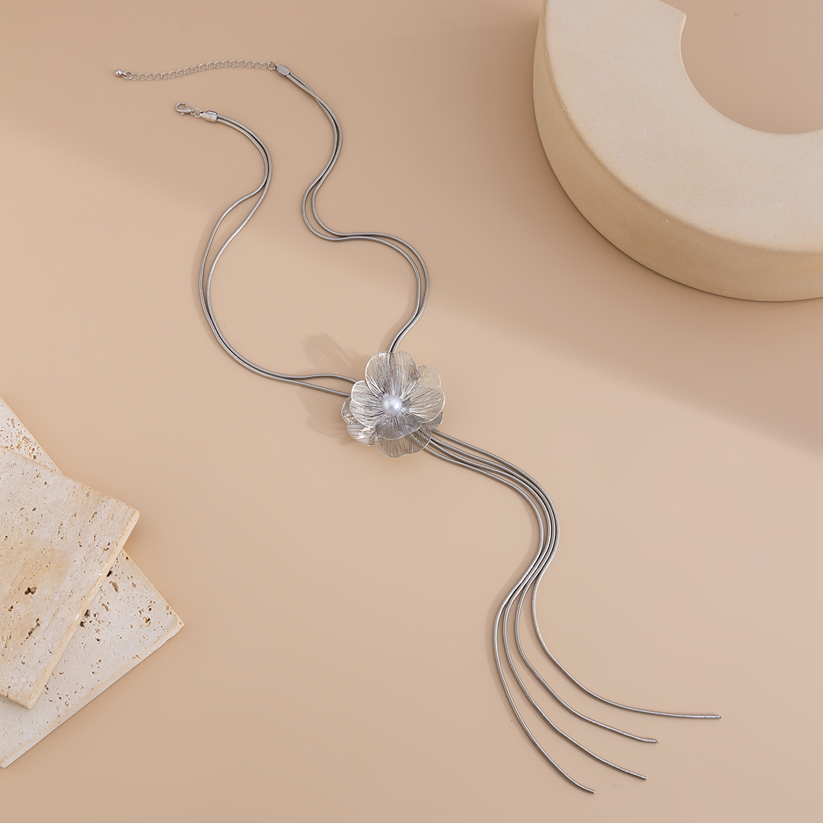 European and American cross-border jewelry, fashionable pearl small flower round snake chain necklace, high-end metallic tassel long collarbone chain Application Scenario