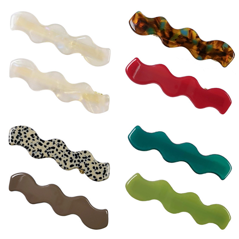 This is a new summer style hair clip in acetic acid green and white, featuring a minimalist Korean style and a cute girlish heart, just like the popular Instagram Item Picture