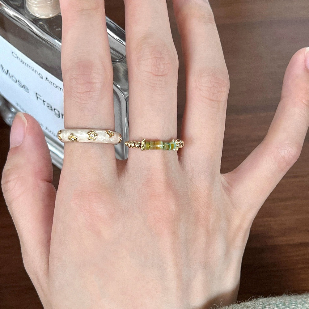 Pearl enamel ring, a female Hepburn style Internet celebrity bestseller, a light luxury and niche design for women, a high-end and trendy index ring Application Scenario
