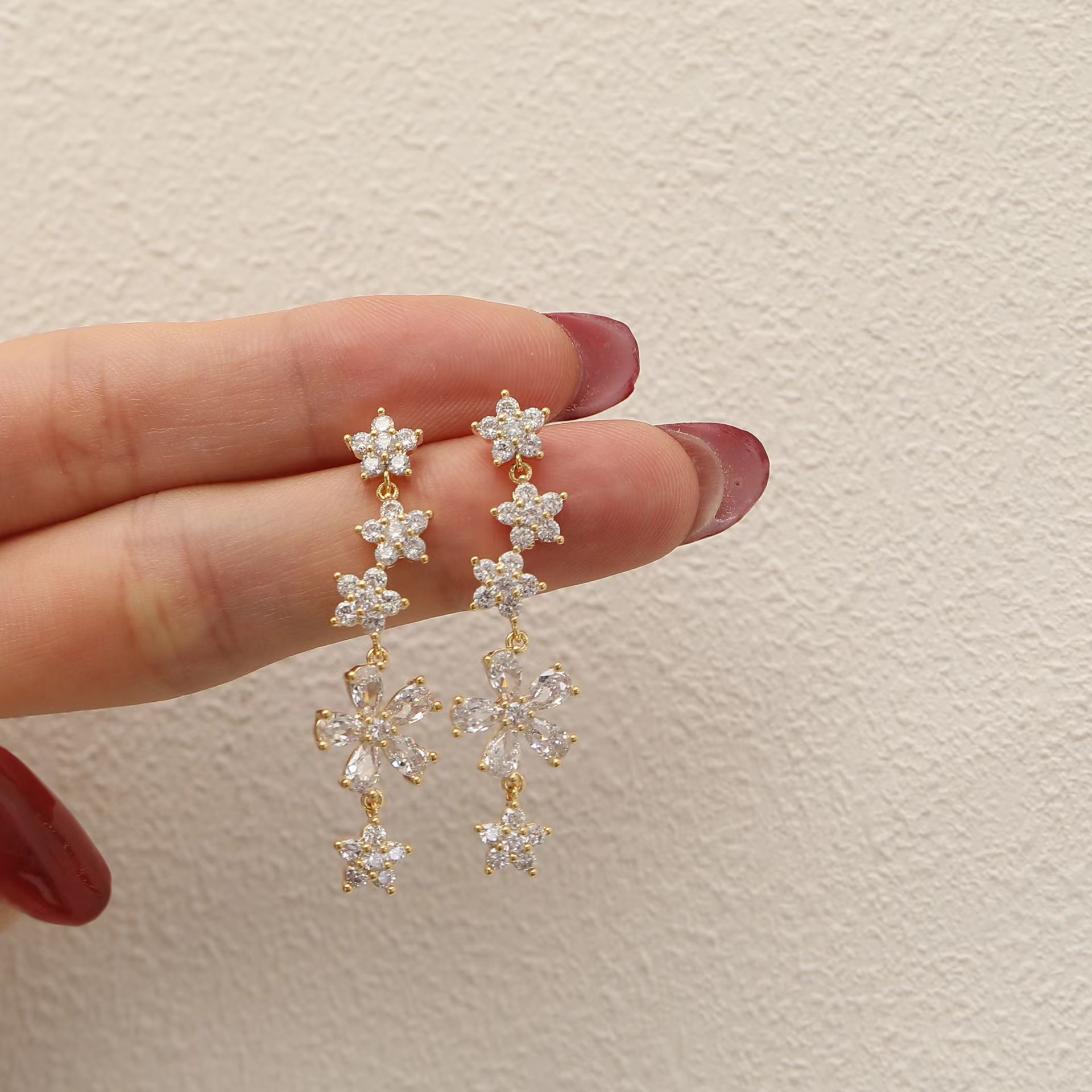 Light luxury high-end diamond zircon flower stud earrings for women, trendy, exquisite, fashionable and versatile, with a unique and elegant design full figure