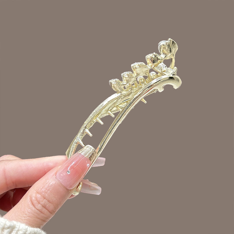 High-end lily of the valley twist clip, niche one-line clip, updo hairpin, frog buckle, and female headwear at the back of the head Application Scenario