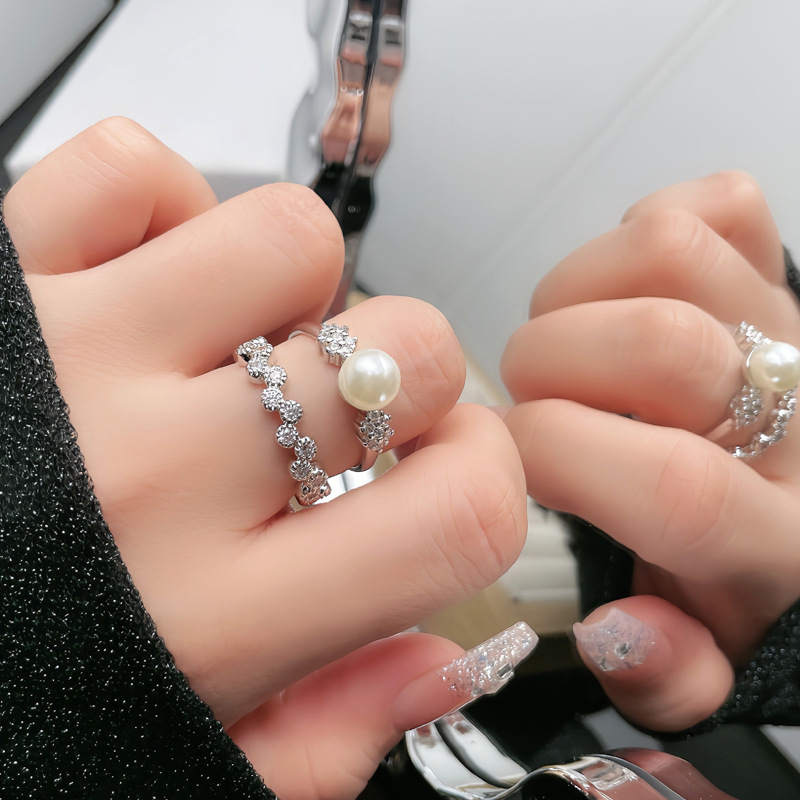 This is a trend of adjustable Japanese and Korean rings for women, featuring a unique and cold style, simple and fashionable, and light luxury with pearl inlay full figure