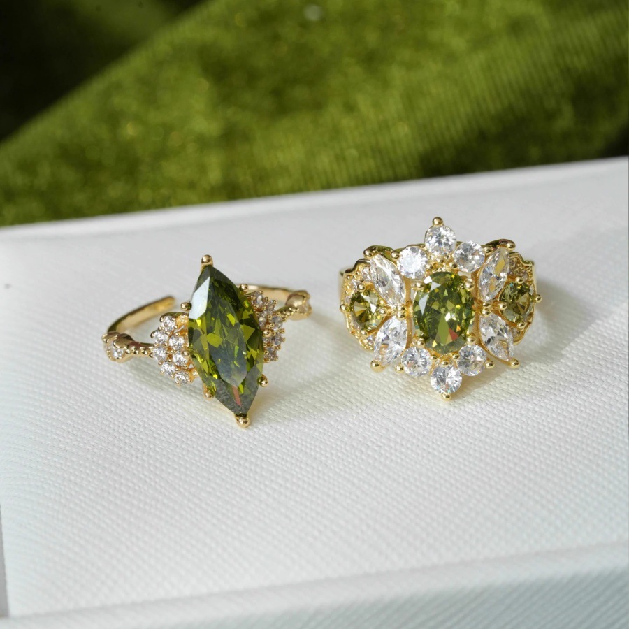 The Loire Temple French shining olive green zircon ring is a retro, exquisite, light luxury and high-end ring for women's court full figure