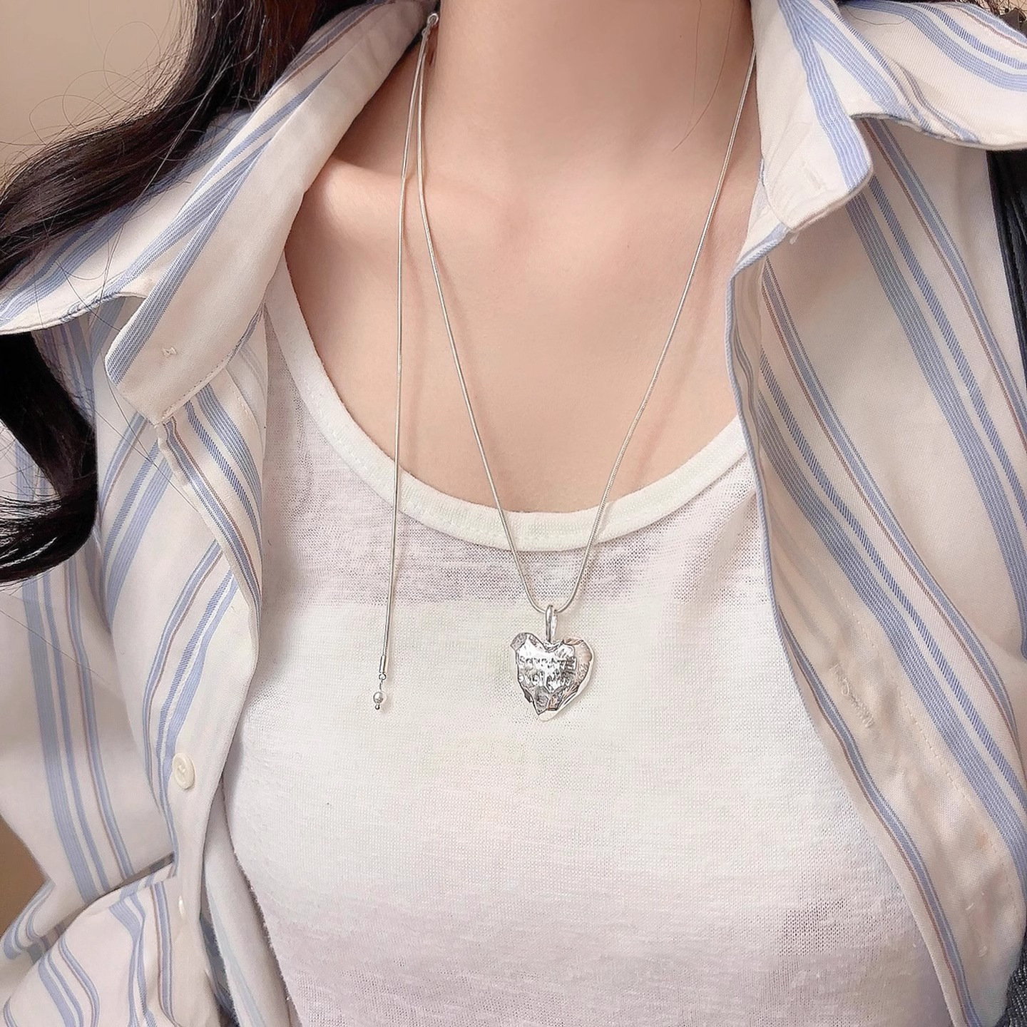 Silver heart-shaped star-shaped pendant necklace for women's ins, a unique and high-end style, versatile sweater chain pull-out long accessory Application Scenario