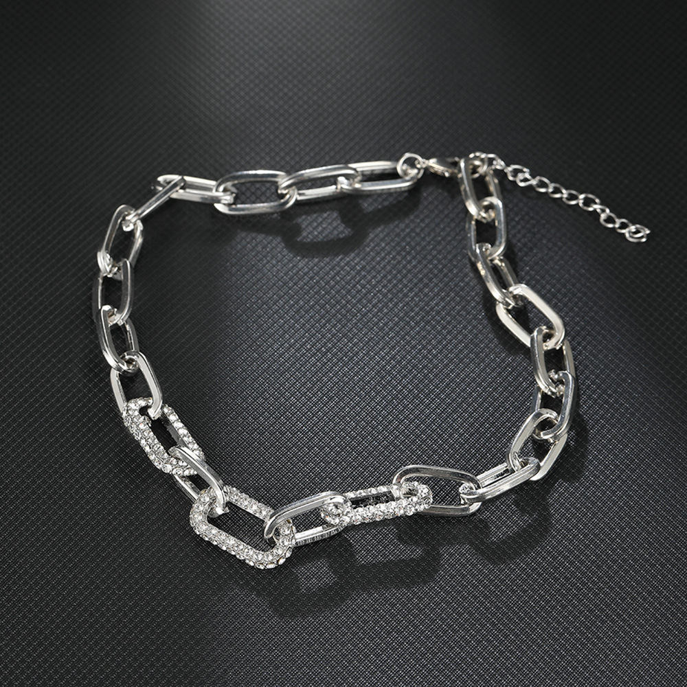 A new creative metal chain long necklace with a light luxury and niche design, featuring a hip-hop interlocking sweater chain Application Scenario