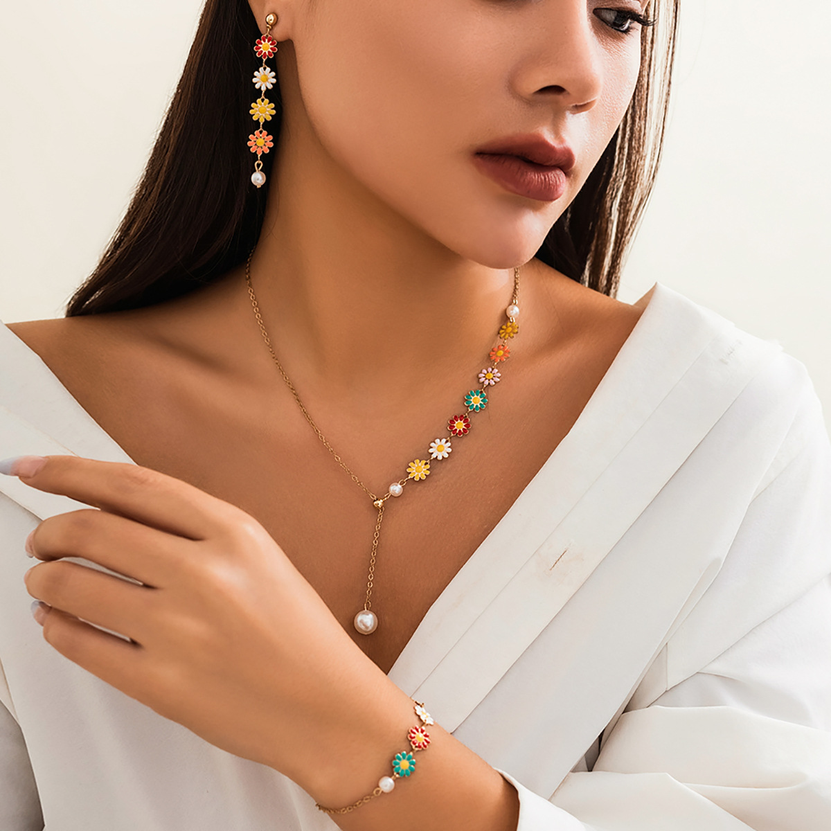 A simple and fresh floral collarbone chain from Europe and America, a versatile dopamine and niche Daisy necklace for women full figure